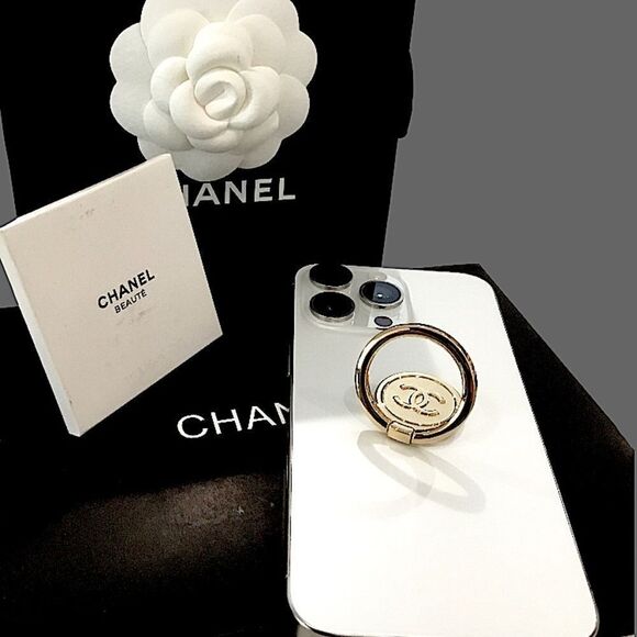 CHANEL INTERLOCHEN CC RING PHONE HOLDER GOLD TONE GWP IN ITS ORIGINAL PA… - Picture 3 of 9